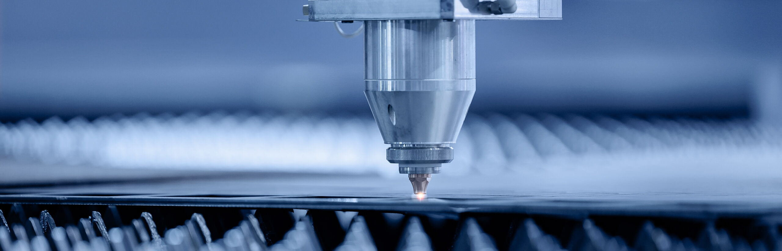 Metallverarbeitung und Lohnfertigung mit Fräsen, Drehen, Blech- und Stahlbau, Schweisstechnik, Lackierung und Messtechnik – alles aus einer Hand.