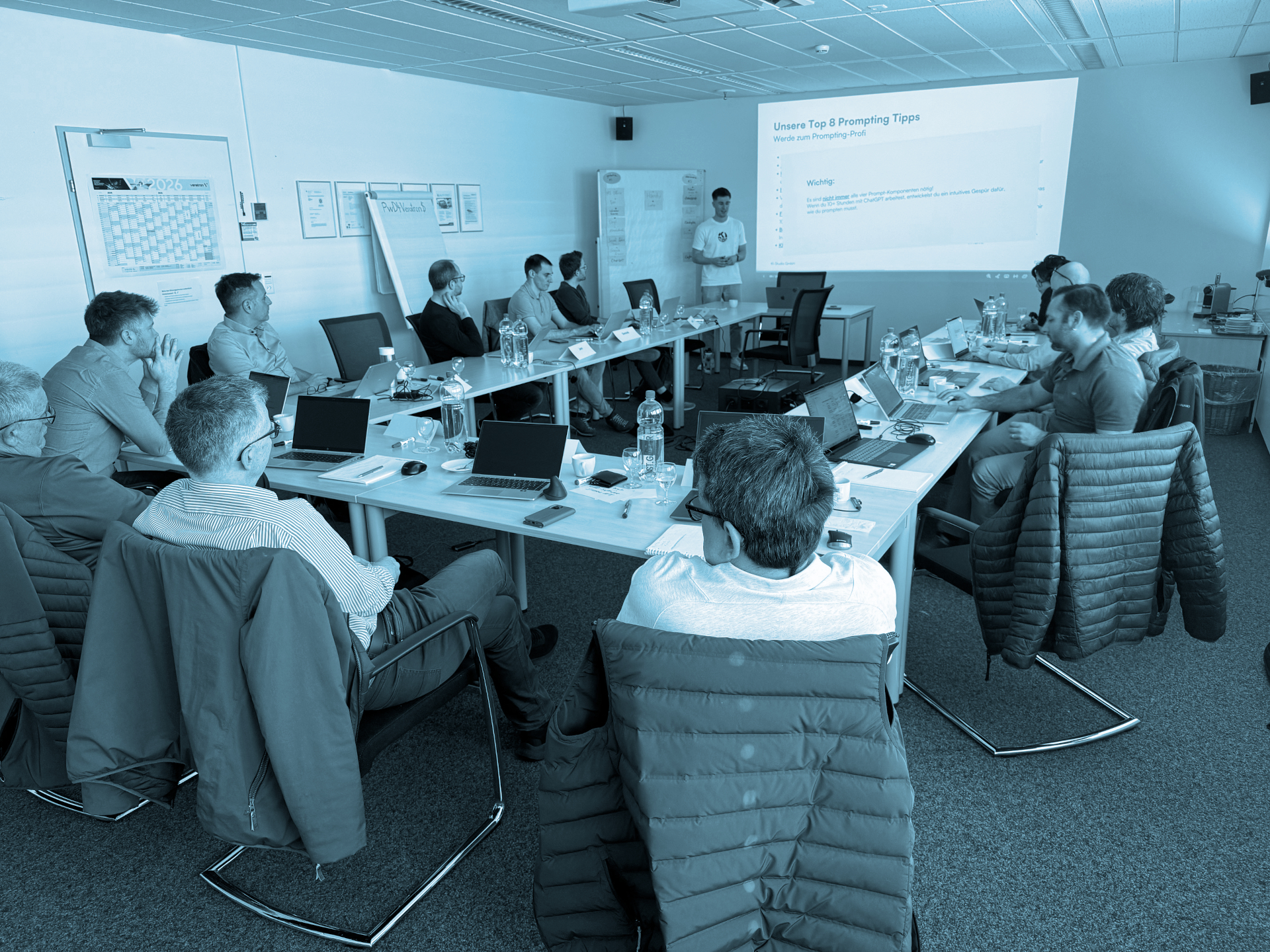 Teilnehmende der Cobinet-Teamschulung zu Künstlicher Intelligenz verfolgen eine Präsentation zu ChatGPT, Prompt Engineering und Einsatzmöglichkeiten von KI im Arbeitsalltag.