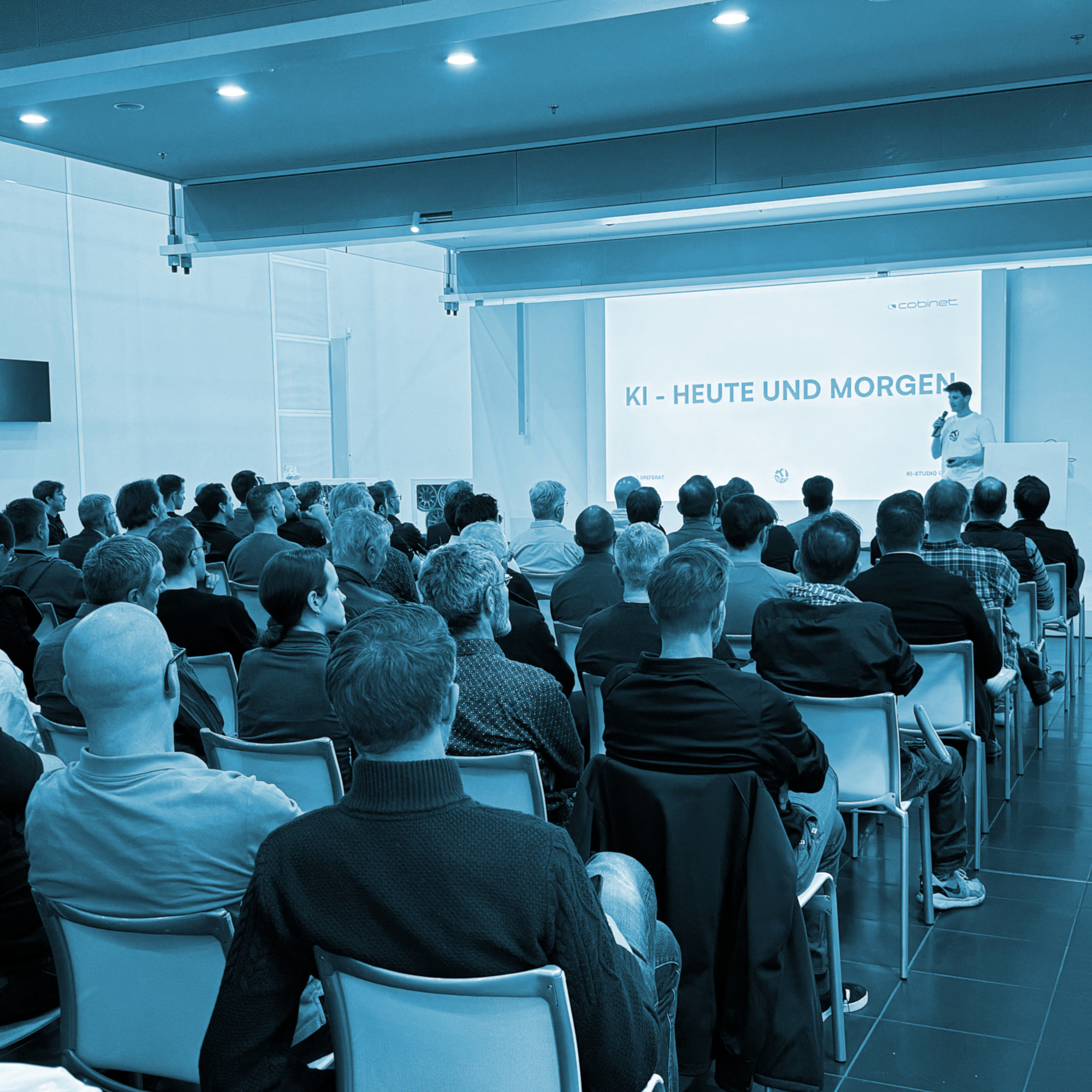 Mitglieder und Kunden beim Firmenverbund-Event mit Networking, Vorträgen und Gelegenheiten zum Austausch.