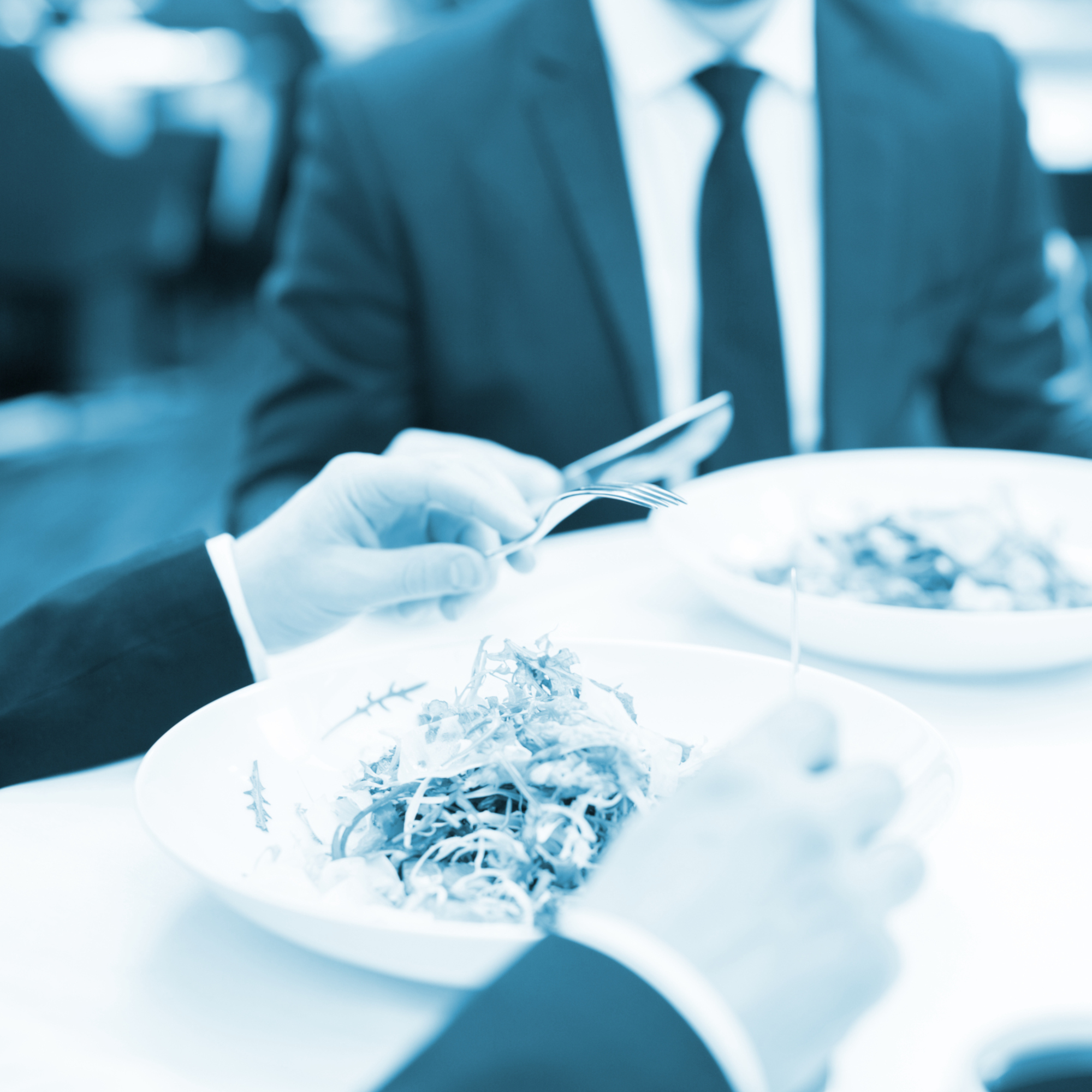 Mitglieder beim monatlichen Businesslunch am dritten Donnerstag: lockere Atmosphäre, gemeinsames Essen, Networking und Ideenaustausch.