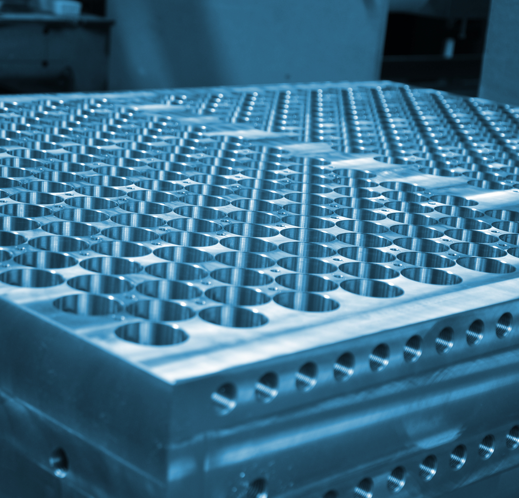 Kubische Präzisionsbearbeitung mit 5-Achs-Technologie, CNC-Fräsen, Schleifen und Erodieren für Kleinteile und Grossbauteile bis 20.000 mm.