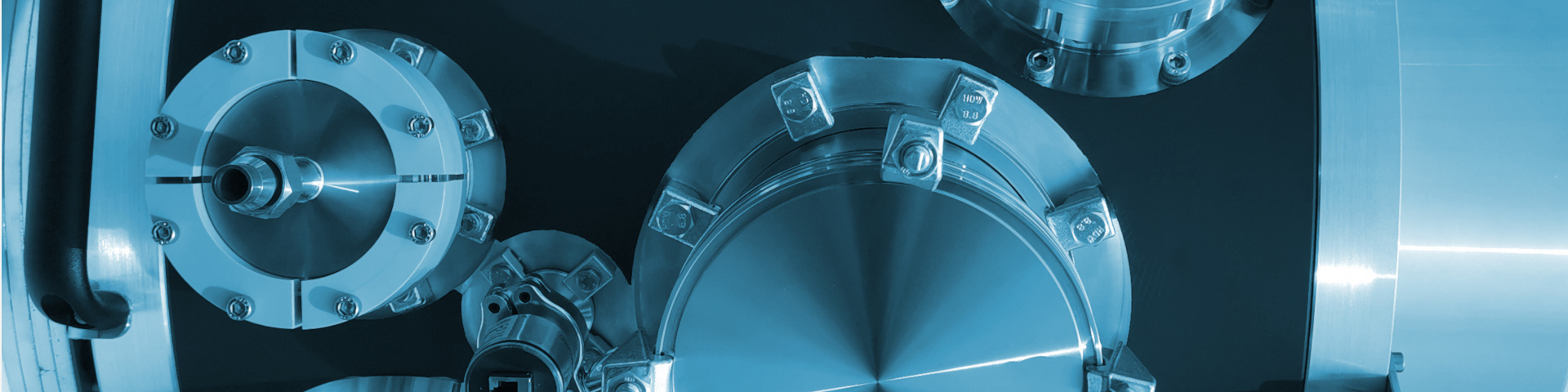 Ingenieure der G+P Engineering AG bei der Planung und Realisierung einer massgeschneiderten Hightech-Anlage im Bereich Elektro- und Anlagenbau mit Fokus auf Vakuumtechnik.